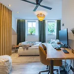Apartment Tropengeflüster Penthouse In Hof, Whirlpool, Balkon, Webergrill, Digital Checkin, Parkplatz, Wlan330mbit Hof (Bavaria)