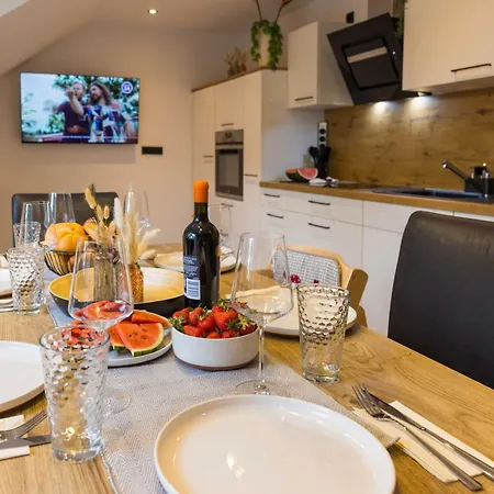 Apartment Tropengefluester Penthouse In Hof, Whirlpool, Balkon, Webergrill, Digital Checkin, Parkplatz, Wlan330mbit