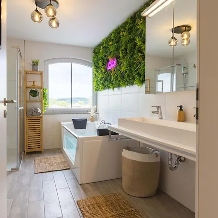 Tropengefluester Penthouse In Hof, Whirlpool, Balkon, Webergrill, Digital Checkin, Parkplatz, Wlan330mbit Daire Hof (Bavaria)