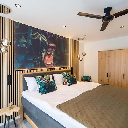 Daire Tropengefluester Penthouse In Hof, Whirlpool, Balkon, Webergrill, Digital Checkin, Parkplatz, Wlan330mbit Hof (Bavaria)