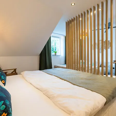 Tropengefluester Penthouse In Hof, Whirlpool, Balkon, Webergrill, Digital Checkin, Parkplatz, Wlan330mbit Daire Hof (Bavaria)