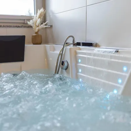 Daire Tropengefluester Penthouse In Hof, Whirlpool, Balkon, Webergrill, Digital Checkin, Parkplatz, Wlan330mbit Hof (Bavaria)