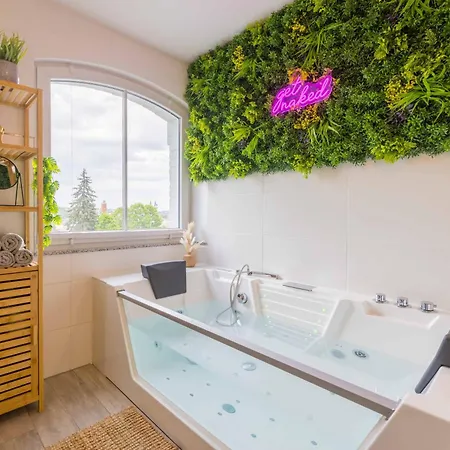 Tropengefluester Penthouse In Hof, Whirlpool, Balkon, Webergrill, Digital Checkin, Parkplatz, Wlan330mbit Daire