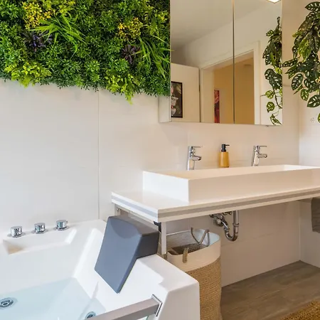 Daire Tropengefluester Penthouse In Hof, Whirlpool, Balkon, Webergrill, Digital Checkin, Parkplatz, Wlan330mbit Hof (Bavaria)