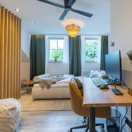 Daire Tropengefluester Penthouse In Hof, Whirlpool, Balkon, Webergrill, Digital Checkin, Parkplatz, Wlan330mbit Hof (Bavaria)