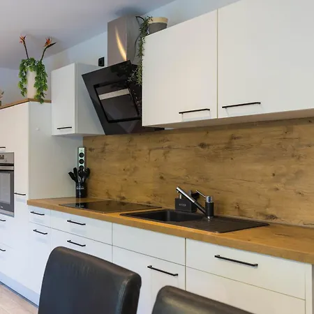 Tropengefluester Penthouse In Hof, Whirlpool, Balkon, Webergrill, Digital Checkin, Parkplatz, Wlan330mbit דירה
