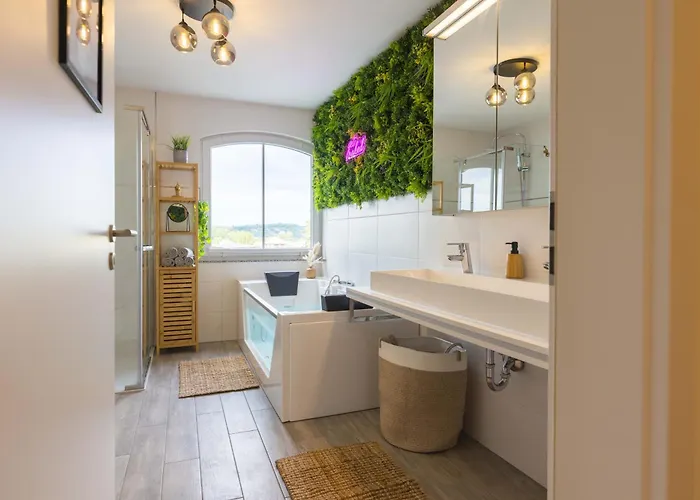 Tropengefluester Penthouse In Hof, Whirlpool, Balkon, Webergrill, Digital Checkin, Parkplatz, Wlan330mbit Daire Hof (Bavaria)